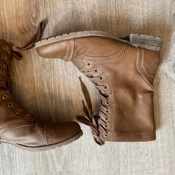 Boots - Picture 3 of 5